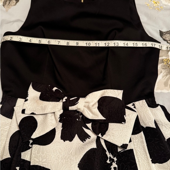 Elegant Black and White Floral Tahari Dress - Picture 5 of 7